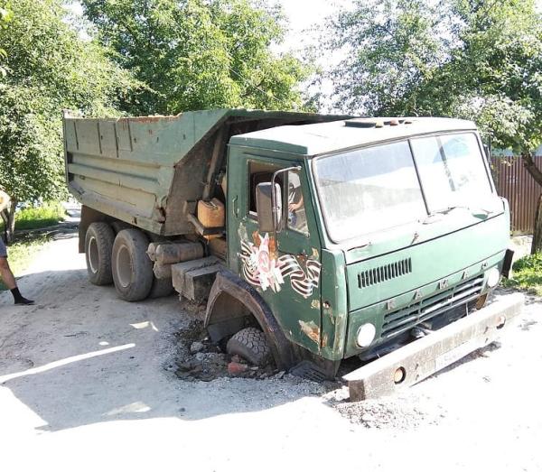 КамАЗ провалился в огромную яму на одной из улиц Пятигорска